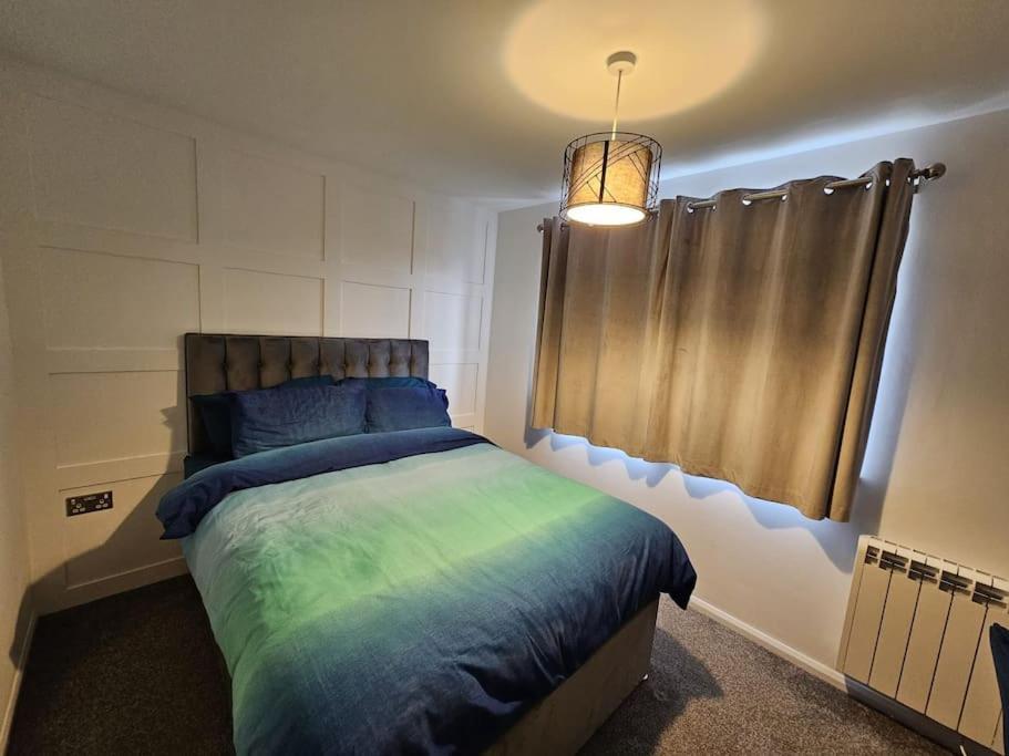 Entire Spacious Modern One Bedroom House Swindon Esterno foto