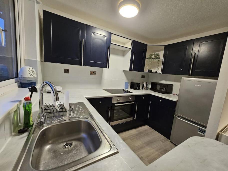 Entire Spacious Modern One Bedroom House Swindon Esterno foto