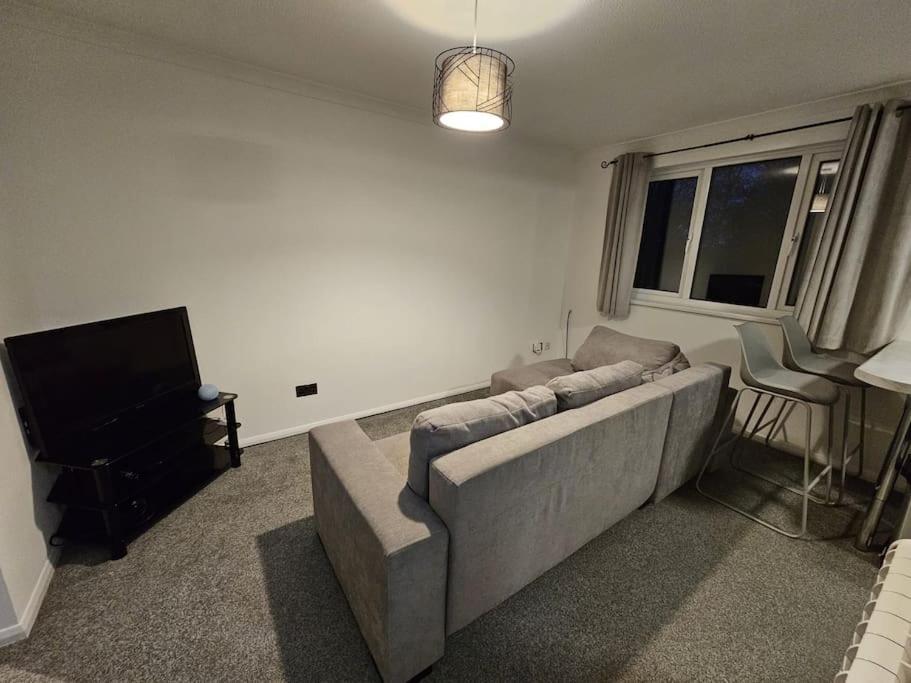 Entire Spacious Modern One Bedroom House Swindon Esterno foto